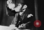 Standbild Schimpansen Oscar Essen am Tisch Luzern Schweiz, 1930, aus Sekunde 57 historischem Filmmaterial Videoclip 65675044386