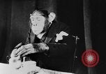 Standbild Schimpansen Oscar Essen am Tisch Luzern Schweiz, 1930, aus Sekunde 60 historischem Filmmaterial Videoclip 65675044386
