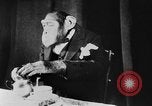 Standbild Schimpansen Oscar Essen am Tisch Luzern Schweiz, 1930, aus Sekunde 61 historischem Filmmaterial Videoclip 65675044386