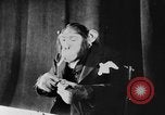 Standbild Schimpansen Oscar Essen am Tisch Luzern Schweiz, 1930, aus Sekunde 62 historischem Filmmaterial Videoclip 65675044386