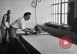 Image masque à gaz Manufacturing Factory France, 1918, de la seconde 27 séquences d'archives historiques vidéo 65675044419
