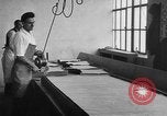 Image masque à gaz Manufacturing Factory France, 1918, de la seconde 28 séquences d'archives historiques vidéo 65675044419
