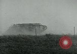 Standbild britischen Mark IV schweren Panzer Frankreich, 1918, aus Sekunde 58 historischem Filmmaterial Videoclip 65675044428