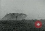 Standbild britischen Mark IV schweren Panzer Frankreich, 1918, aus Sekunde 60 historischem Filmmaterial Videoclip 65675044428