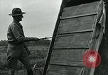 Immagine di Maschere a gas nella prima guerra mondiale Francia, 1918, secondo 31 filmato di repertorio 65675044436