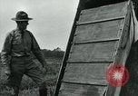Immagine di Maschere a gas nella prima guerra mondiale Francia, 1918, secondo 58 filmato di repertorio 65675044436