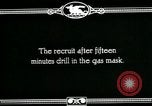 Immagine di Maschera a gas formazione nella prima guerra mondiale United States USA, 1918, secondo 51 filmato di repertorio 65675044437