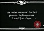 Immagine di Esercito Americano maschera a gas formazione prima guerra mondiale United States USA, 1918, secondo 21 filmato di repertorio 65675044438