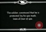 Immagine di Esercito Americano maschera a gas formazione prima guerra mondiale United States USA, 1918, secondo 25 filmato di repertorio 65675044438