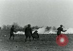 Image grenade de gaz United States USA, 1921, de la seconde 14 séquences d'archives historiques vidéo 65675044446