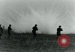 Image le phosphore des grenades à main United States USA, 1921, de la seconde 14 séquences d'archives historiques vidéo 65675044447