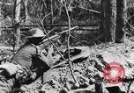 Standbild US-Truppen bereit in Gräben während Ersten Weltkrieg Elsass Deutschland, 1918, aus Sekunde 29 historischem Filmmaterial Videoclip 65675044462