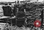 Standbild US-Truppen bereit in Gräben während Ersten Weltkrieg Elsass Deutschland, 1918, aus Sekunde 50 historischem Filmmaterial Videoclip 65675044462