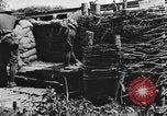 Standbild US-Truppen bereit in Gräben während Ersten Weltkrieg Elsass Deutschland, 1918, aus Sekunde 51 historischem Filmmaterial Videoclip 65675044462