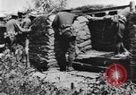 Standbild US-Truppen bereit in Gräben während Ersten Weltkrieg Elsass Deutschland, 1918, aus Sekunde 55 historischem Filmmaterial Videoclip 65675044462