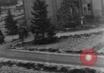 Standbild Bestattung der Opfer Stavelot Belgien, 1944, aus Sekunde 6 historischem Filmmaterial Videoclip 65675044511