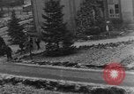 Standbild Bestattung der Opfer Stavelot Belgien, 1944, aus Sekunde 8 historischem Filmmaterial Videoclip 65675044511