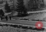 Standbild Bestattung der Opfer Stavelot Belgien, 1944, aus Sekunde 14 historischem Filmmaterial Videoclip 65675044511