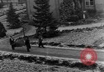 Standbild Bestattung der Opfer Stavelot Belgien, 1944, aus Sekunde 16 historischem Filmmaterial Videoclip 65675044511