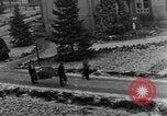 Standbild Bestattung der Opfer Stavelot Belgien, 1944, aus Sekunde 17 historischem Filmmaterial Videoclip 65675044511