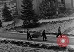 Standbild Bestattung der Opfer Stavelot Belgien, 1944, aus Sekunde 19 historischem Filmmaterial Videoclip 65675044511
