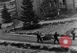 Standbild Bestattung der Opfer Stavelot Belgien, 1944, aus Sekunde 20 historischem Filmmaterial Videoclip 65675044511