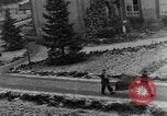 Standbild Bestattung der Opfer Stavelot Belgien, 1944, aus Sekunde 21 historischem Filmmaterial Videoclip 65675044511