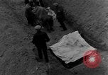 Standbild Bestattung der Opfer Stavelot Belgien, 1944, aus Sekunde 24 historischem Filmmaterial Videoclip 65675044511
