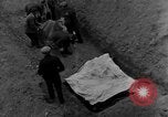 Standbild Bestattung der Opfer Stavelot Belgien, 1944, aus Sekunde 25 historischem Filmmaterial Videoclip 65675044511
