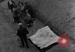 Standbild Bestattung der Opfer Stavelot Belgien, 1944, aus Sekunde 26 historischem Filmmaterial Videoclip 65675044511