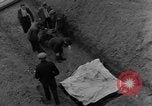 Standbild Bestattung der Opfer Stavelot Belgien, 1944, aus Sekunde 27 historischem Filmmaterial Videoclip 65675044511