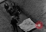 Standbild Bestattung der Opfer Stavelot Belgien, 1944, aus Sekunde 28 historischem Filmmaterial Videoclip 65675044511