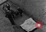 Standbild Bestattung der Opfer Stavelot Belgien, 1944, aus Sekunde 29 historischem Filmmaterial Videoclip 65675044511