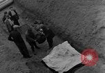 Standbild Bestattung der Opfer Stavelot Belgien, 1944, aus Sekunde 30 historischem Filmmaterial Videoclip 65675044511