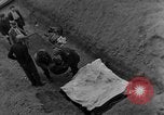 Standbild Bestattung der Opfer Stavelot Belgien, 1944, aus Sekunde 31 historischem Filmmaterial Videoclip 65675044511