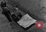 Standbild Bestattung der Opfer Stavelot Belgien, 1944, aus Sekunde 32 historischem Filmmaterial Videoclip 65675044511