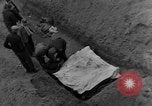 Standbild Bestattung der Opfer Stavelot Belgien, 1944, aus Sekunde 33 historischem Filmmaterial Videoclip 65675044511