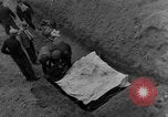 Standbild Bestattung der Opfer Stavelot Belgien, 1944, aus Sekunde 34 historischem Filmmaterial Videoclip 65675044511
