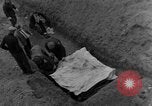 Standbild Bestattung der Opfer Stavelot Belgien, 1944, aus Sekunde 35 historischem Filmmaterial Videoclip 65675044511
