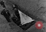 Standbild Bestattung der Opfer Stavelot Belgien, 1944, aus Sekunde 36 historischem Filmmaterial Videoclip 65675044511