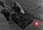Standbild Bestattung der Opfer Stavelot Belgien, 1944, aus Sekunde 37 historischem Filmmaterial Videoclip 65675044511
