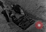 Standbild Bestattung der Opfer Stavelot Belgien, 1944, aus Sekunde 38 historischem Filmmaterial Videoclip 65675044511