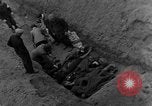 Standbild Bestattung der Opfer Stavelot Belgien, 1944, aus Sekunde 40 historischem Filmmaterial Videoclip 65675044511