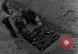 Standbild Bestattung der Opfer Stavelot Belgien, 1944, aus Sekunde 41 historischem Filmmaterial Videoclip 65675044511