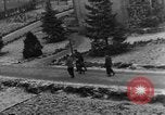 Standbild Bestattung der Opfer Stavelot Belgien, 1944, aus Sekunde 42 historischem Filmmaterial Videoclip 65675044511