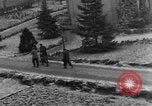 Standbild Bestattung der Opfer Stavelot Belgien, 1944, aus Sekunde 44 historischem Filmmaterial Videoclip 65675044511