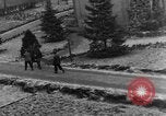 Standbild Bestattung der Opfer Stavelot Belgien, 1944, aus Sekunde 45 historischem Filmmaterial Videoclip 65675044511