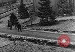 Standbild Bestattung der Opfer Stavelot Belgien, 1944, aus Sekunde 46 historischem Filmmaterial Videoclip 65675044511