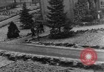 Standbild Bestattung der Opfer Stavelot Belgien, 1944, aus Sekunde 50 historischem Filmmaterial Videoclip 65675044511