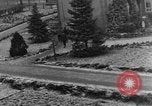 Standbild Bestattung der Opfer Stavelot Belgien, 1944, aus Sekunde 52 historischem Filmmaterial Videoclip 65675044511
